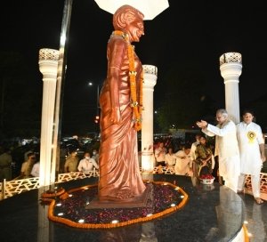 मुख्यमंत्री बघेल ने कालीबाड़ी चौक रायपुर में स्वर्गीय श्रीमती इंदिरा गांधी के प्रतिमा स्थल के सौन्दर्यीकरण कार्य का किया लोकार्पण.